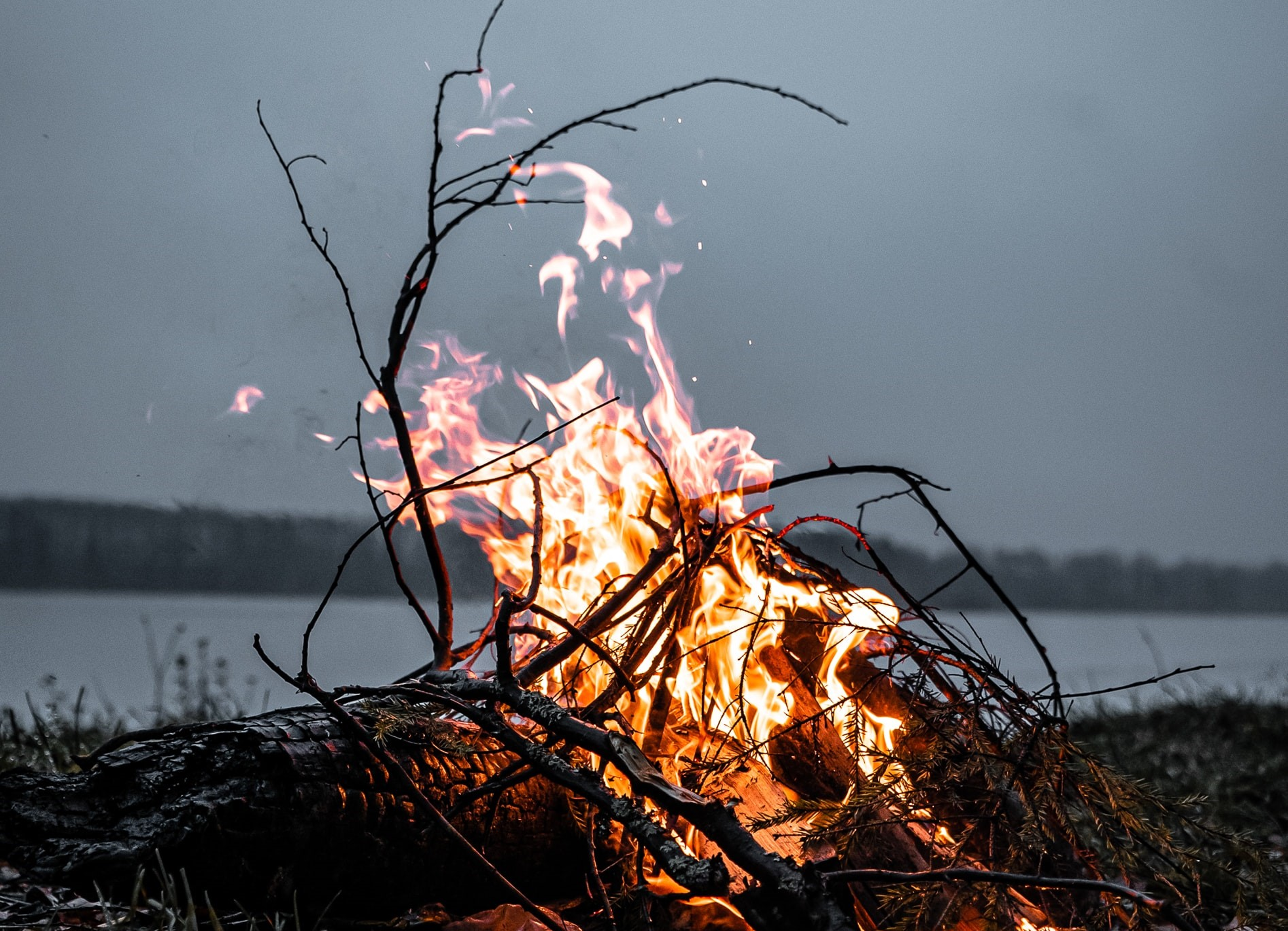 Een kampvuur s'avonds